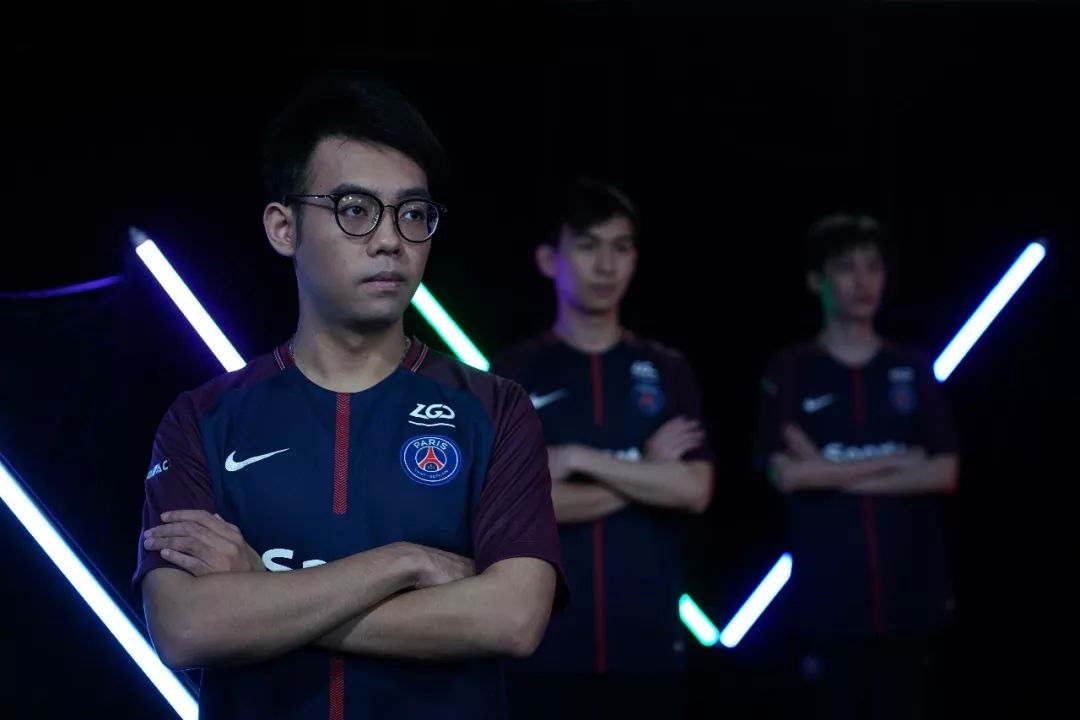 假摸